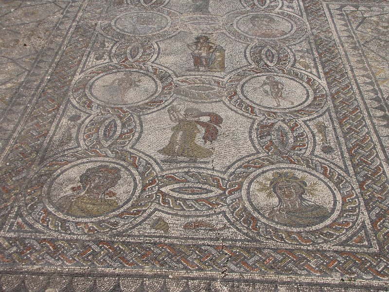 130312_volubilis mozaiek.jpg - In Volubilis zijn 30 mozaïeken te vinden die nog in zeer goede staat zijn. Dit is het mozaïek "seizoenen van het jaar".